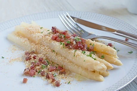Weißer Spargel mit Speckbrösel