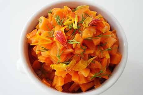 Karottengemüse mit Kapuzinerkresse