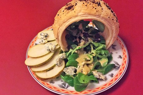 Vogerlsalat mit Birne, Roquefort und Blätterteigringen