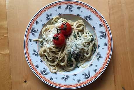 Spaghetti mit Blattspinat und geschmorten Kirschtomaten