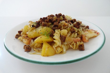 Nudel-Erdäpfel-Gröstl mit Apfel, Kraut und Croûtons