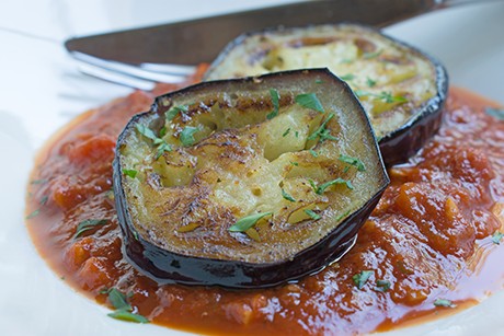Gebratene Auberginen mit Tomatensauce