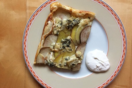 Blätterteigfladen mit Birnen-Erdäpfeln und Blauschimmelkäse