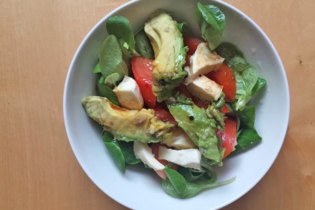 Vogerlsalat mit Avocado und Kirschtomaten