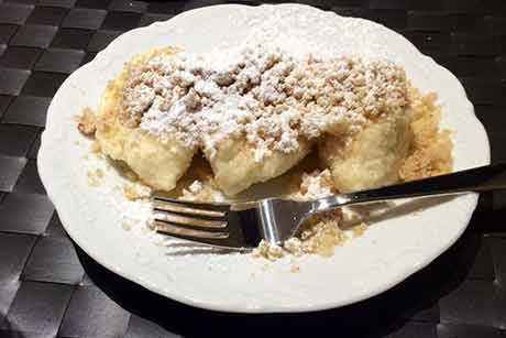 Süße Topfennockerln mit Bröseln