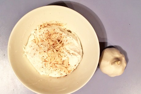 Joghurtdip mit Knoblauch und Mandeln