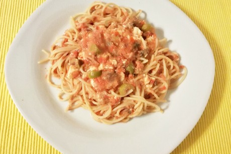 Dinkel-Spaghetti mit Tomaten und mehr