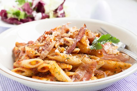Penne mit Speck-Tomaten-Sauce