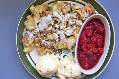 Kaiserschmarren mit heißen Himbeeren und Vanilleeis
