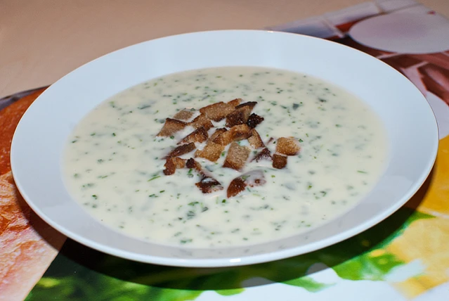 Frühlingskräuter-Schaumsuppe mit Croutons