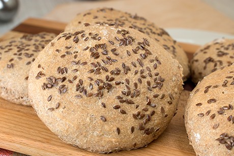 Vollkornweckerl mit Leinsamen