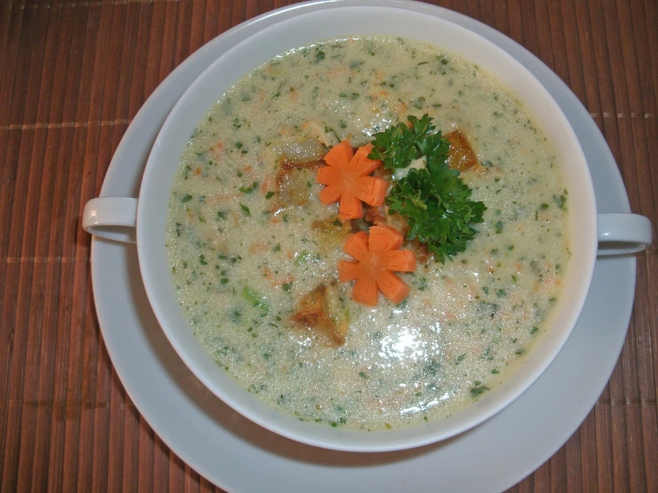 Kr&auml;utersuppe mit Kartoffeleinlage