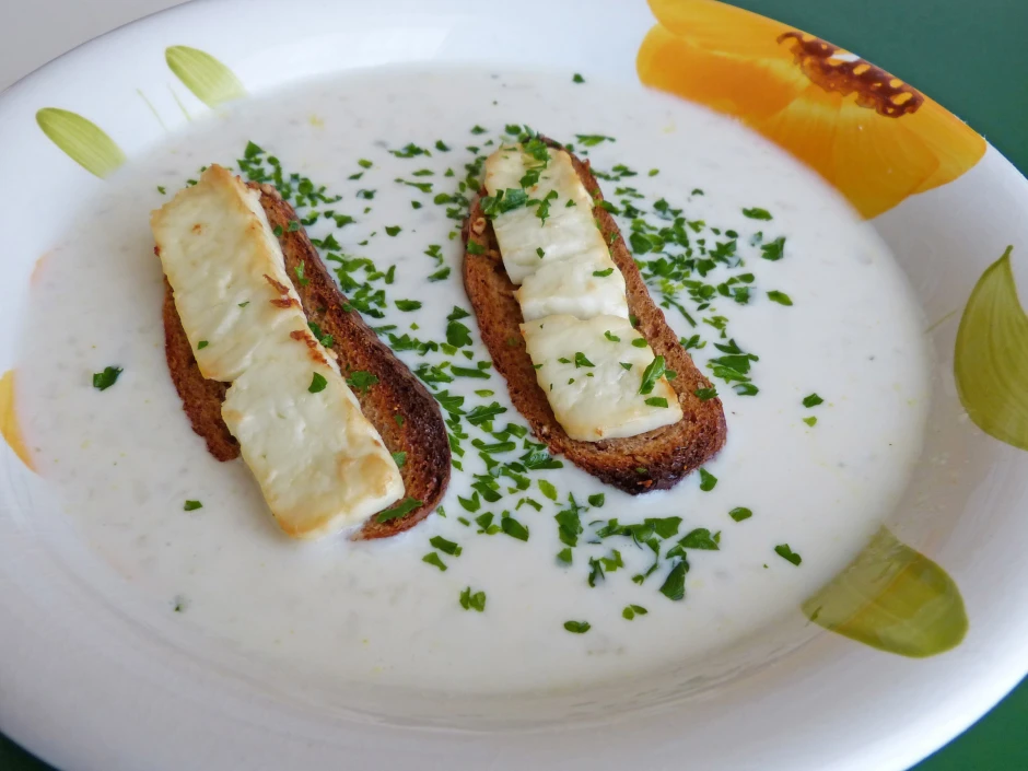 Karfiolcremesuppe mit Safran und Schafsk&auml;se