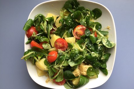 Vogerlsalat mit Kirschtomaten und Erdäpfeln