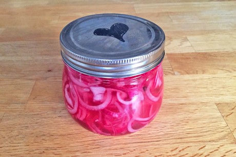 Eingelegte rote Zwiebeln