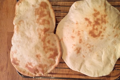 Indisches Naanbrot aus dem Ofen