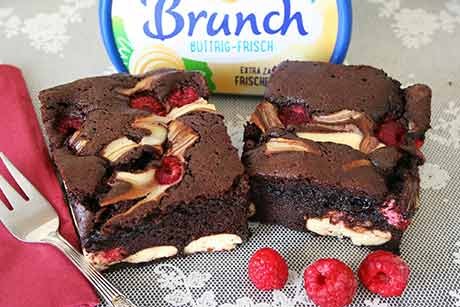 Lebkuchen-Brownies mit Brunch Buttrig-Frisch Cheesecake und Himbeeren