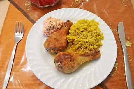 Gegrillte Hühnerkeulen mit Gemüsecreme