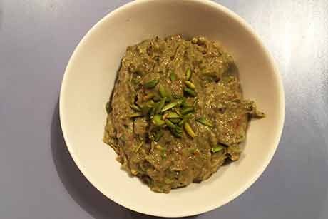 Avocadoaufstrich mit Pistazien und getrockneten Tomaten