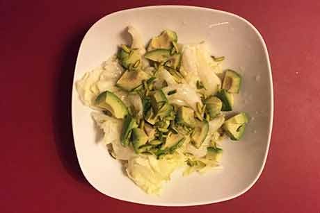 Grüner Salat mit Avocado und Pistazien
