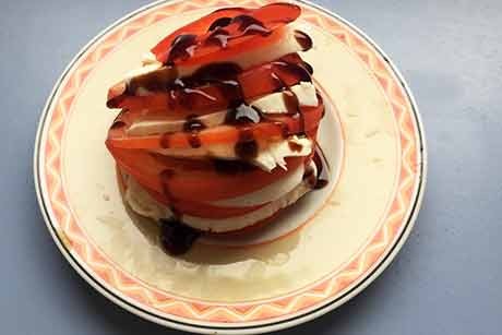 Dekorativer Caprese-Turm