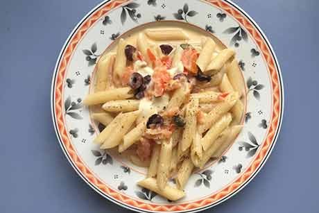 Schnelle Pennepfanne mit Oliven, Kapern und Mozzarella