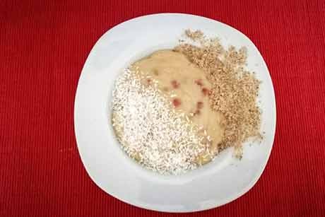 Warmer Pudding mit Ribisel, Kokos und Erdmandeln