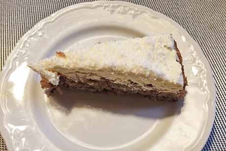 Kokostorte mit Biskuitboden