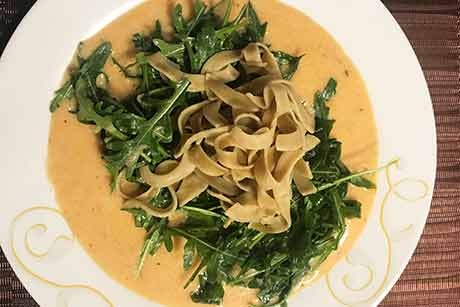 Kürbiskernnudeln in Rahmsauce