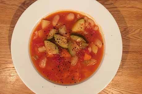 Bunte Minestrone mit Bohnen und Tomaten