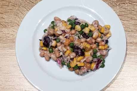 Proteinsalat mit weißen Bohnen, Kichererbsen und Erbsen