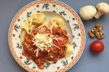 Tomatensugo mit Pilzen und Nüssen