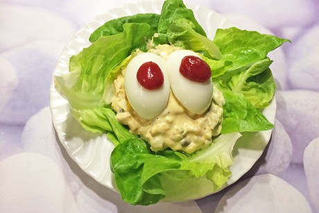 Mayonnaise-Eier auf Salat