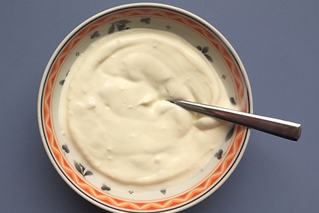 Sauerrahmsauce mit eingelegtem Knoblauch