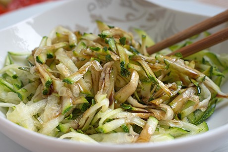 Asiatisch marinierter Zucchini