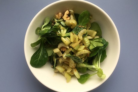 Vogerlsalat mit gerösteten Walnüssen und karamellisiertem Sellerie
