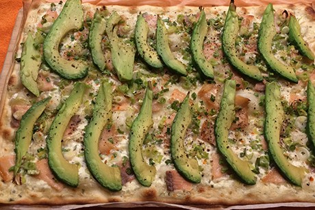 Flammkuchen mit Räucherlachs und Avocado