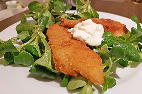 Vogerlsalat mit gebackenen Hühnerstreifen