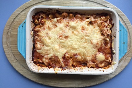 Makkaroni-Tomatenauflauf mit Sellerie