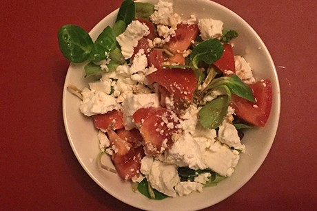 Vogerlsalat mit Tomaten, Feta und Oliven