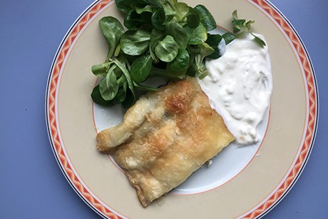 Pikanter Topfenstrudel mit Vogerlsalat und Zitronensauce