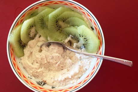 Haselnuss-Topfencreme mit Kokos und Kiwi