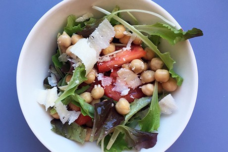 Gemischte Blattsalate mit Tomaten, Kichererbsen und Parmesan