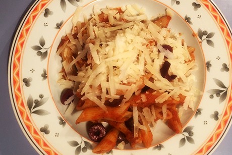 Penne in Tomaten-Oliven-Sugo