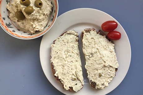 Frischkäse-Olivenaufstrich