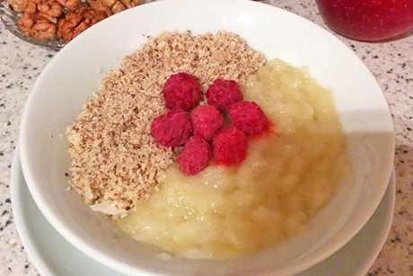 Apfelmus mit Nüssen