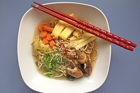 Chinesischer Nudeltopf mit Omelette