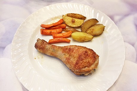 Brathuhnkeule mit Karotte und Kartoffel