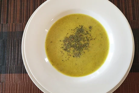 Gemüsesuppe mit Kurkuma und Liebstöckl