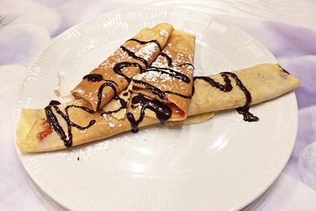 Palatschinken mit Ribiselmarmelade und Schokosauce